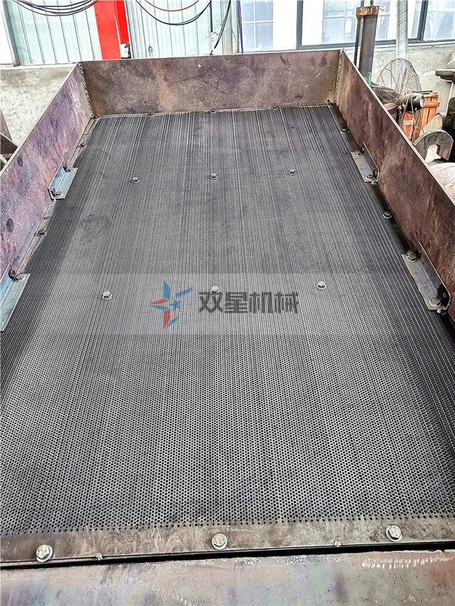 金屬破碎機配件-振動篩現(xiàn)場拍攝