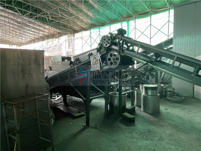 斷橋鋁破碎機(jī)<a href='http://haizhiyu.cn/psxl/1279.html' target='_blank'><span>廢鋁破碎</span></a>分選現(xiàn)場(chǎng)