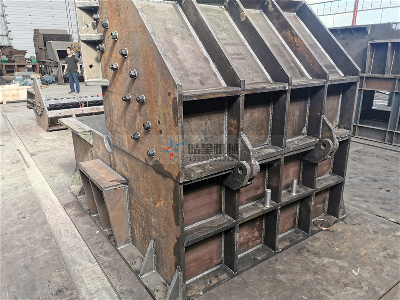 斷橋鋁破碎機(jī)鋁合金破碎機(jī)設(shè)備配件組裝生產(chǎn)現(xiàn)場