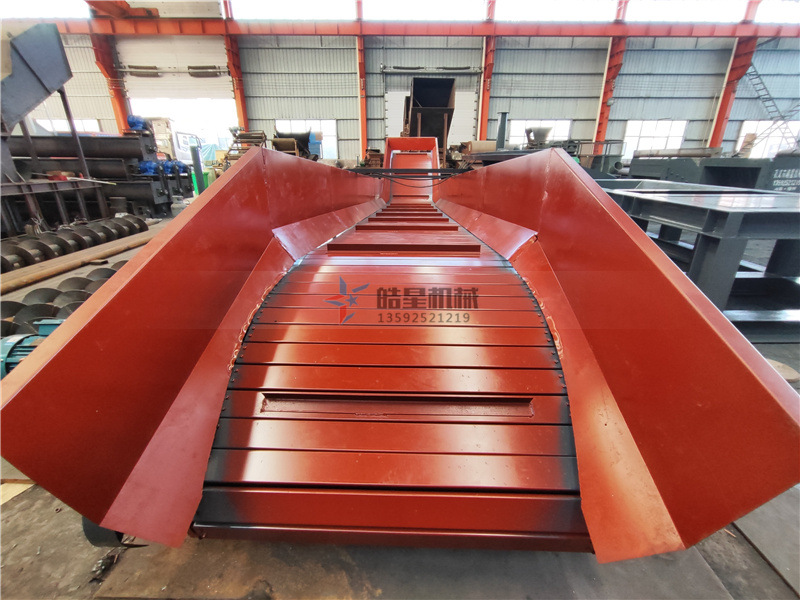 <a href='http://haizhiyu.cn/psxl/1278.html' target='_blank'><span>斷橋鋁破碎</span></a>機(jī)配件鏈板輸送帶生產(chǎn)現(xiàn)場(chǎng)實(shí)拍